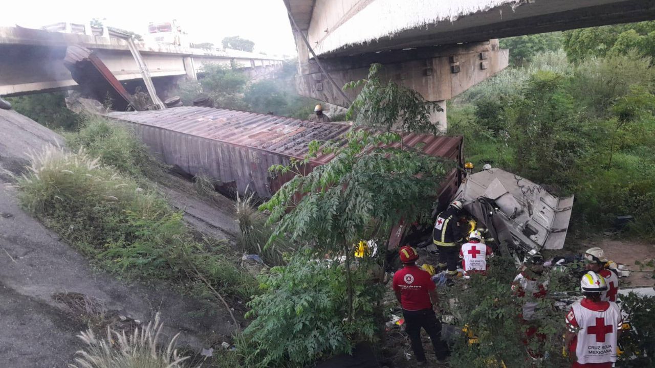 Tráiler cae de puente y se incendia en Montemorelos