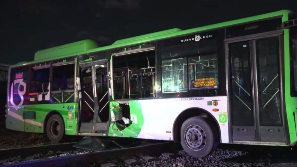 Choque entre tren y ruta urbana deja heridos en Monterrey