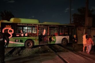 Choque entre tren y ruta urbana deja heridos en Monterrey