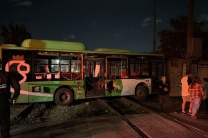 Choque entre tren y ruta urbana deja heridos en Monterrey
