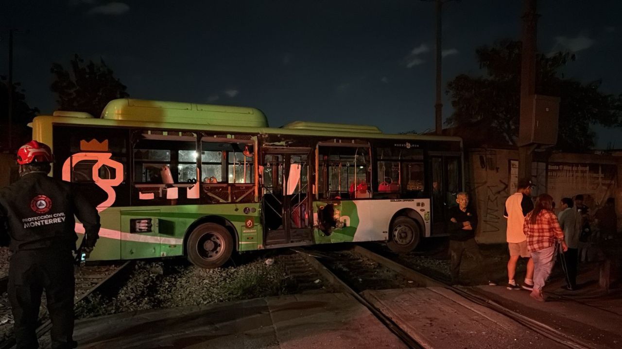 Choque entre tren y ruta urbana deja heridos en Monterrey