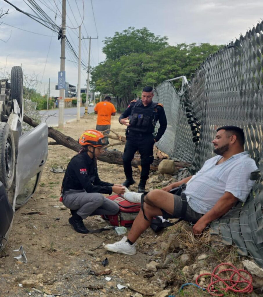 Conductor vuelca tras chocar contra árbol en Monterrey