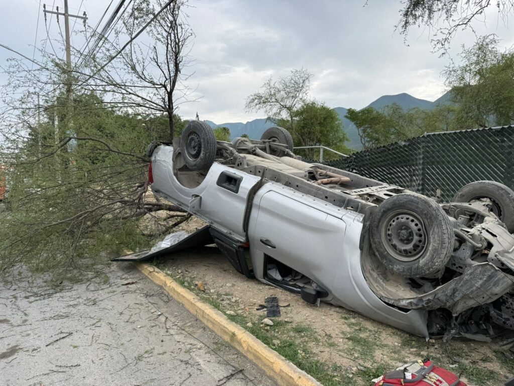 Conductor vuelca tras chocar contra árbol en Monterrey