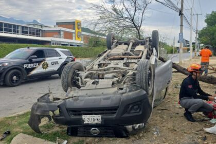Conductor vuelca tras chocar contra árbol en Monterrey