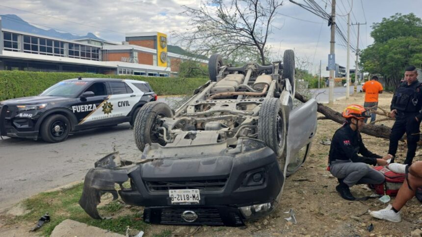 Conductor vuelca tras chocar contra árbol en Monterrey