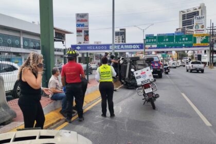 Volcadura en Garza Sada deja 2 heridos y caos vial