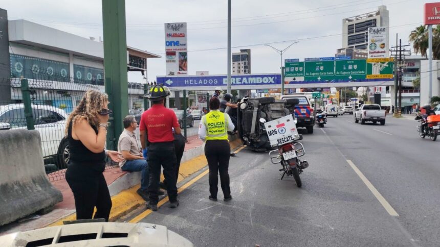 Volcadura en Garza Sada deja 2 heridos y caos vial