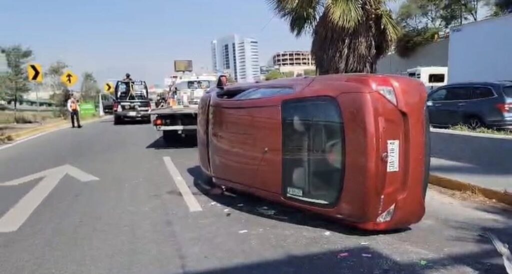 Volcadura en Guadalupe deja mujer lesionada