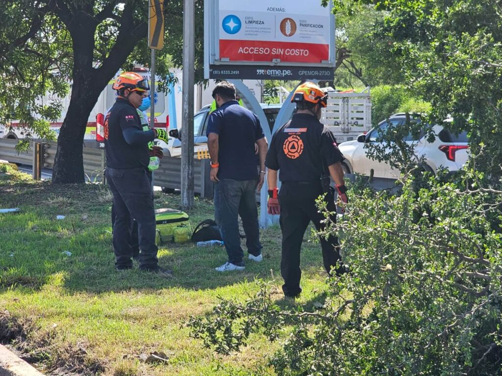 Vuelca auto en el Puente Azteca en Guadalupe y deja un lesionado