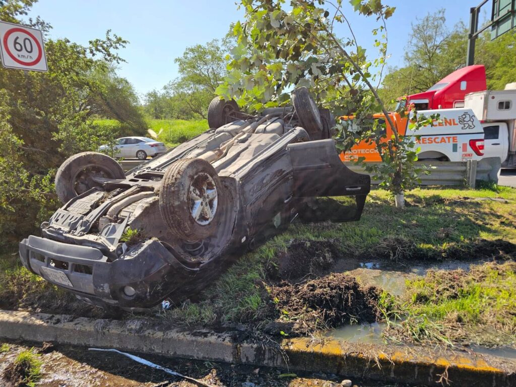 Vuelca auto en el Puente Azteca en Guadalupe y deja un lesionado