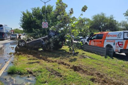 Vuelca auto en el Puente Azteca en Guadalupe y deja un lesionado