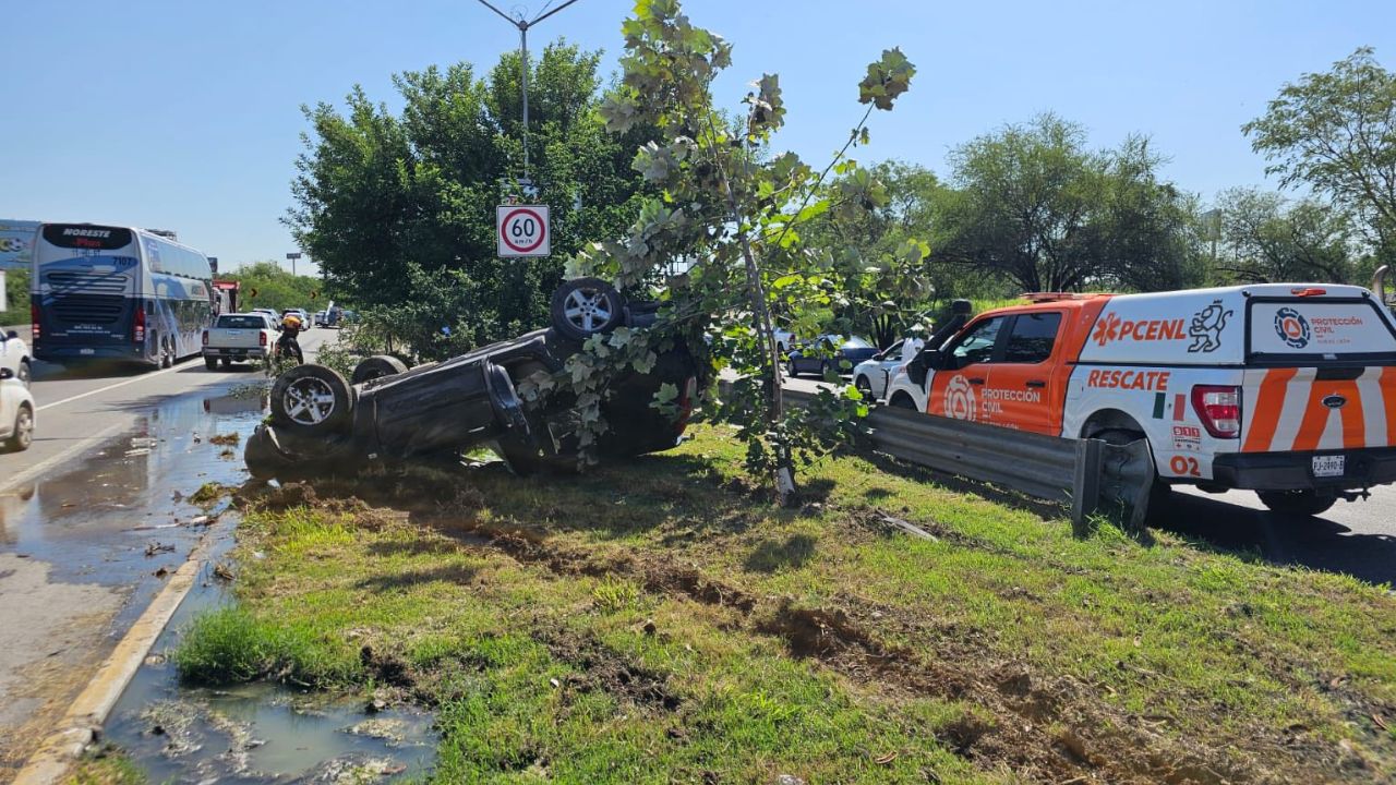 Vuelca auto en el Puente Azteca en Guadalupe y deja un lesionado