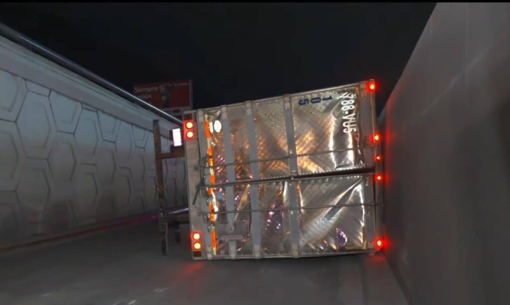Vuelca tráiler en Garza Sada y provoca caos vial nocturno