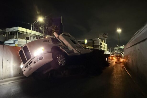Vuelca tráiler en Garza Sada y provoca caos vial nocturno