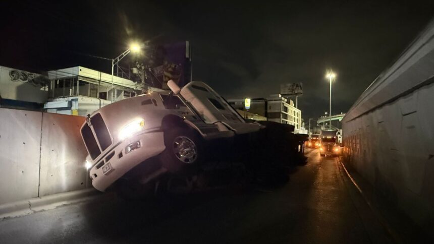 Vuelca tráiler en Garza Sada y provoca caos vial nocturno