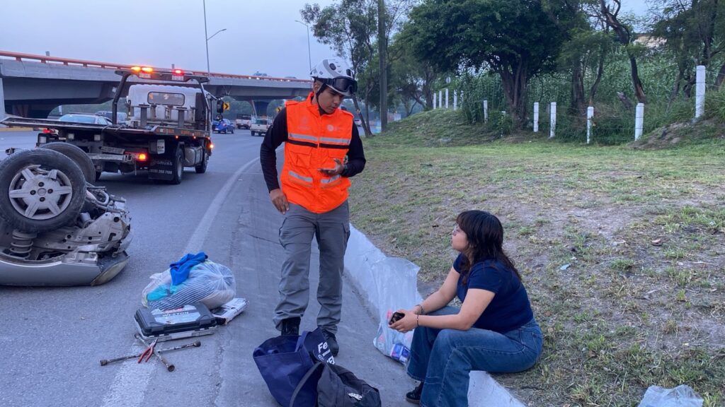 Vuelca auto sobre el Puente López Mateos en Guadalupe