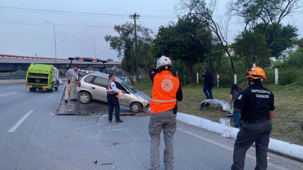 Vuelca auto sobre el Puente López Mateos en Guadalupe