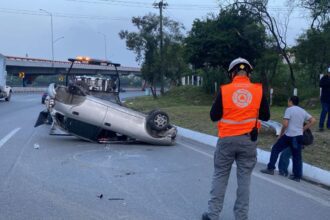 Vuelca auto sobre el Puente López Mateos en Guadalupe