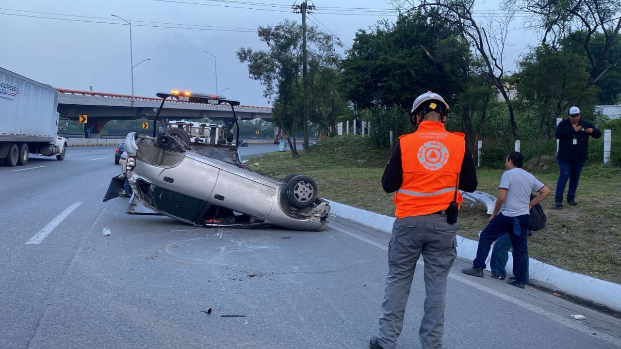 Vuelca auto sobre el Puente López Mateos en Guadalupe