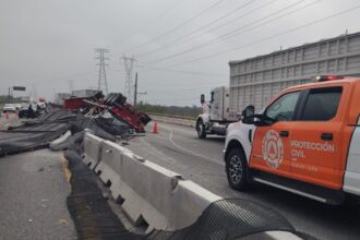 Vuelca tráiler cargado con alambrón en el Libramiento Noroeste en Santa Catarina