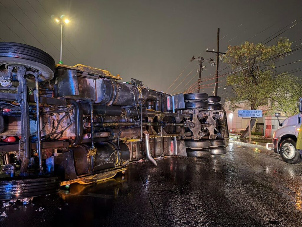 Vuelca tráiler con lechugas y colapsa avenida Díaz Ordaz en Santa Catarina