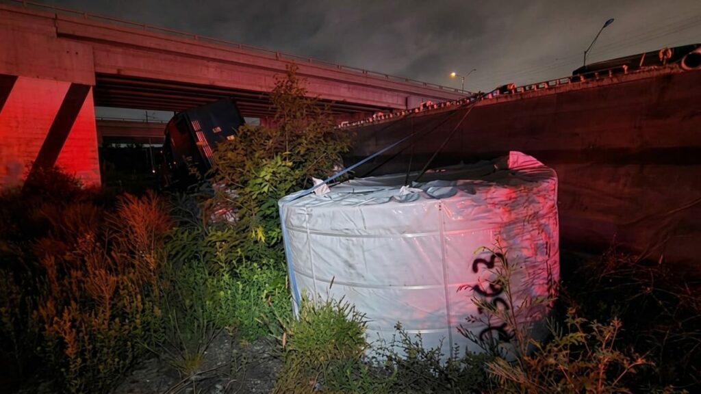 Abandonan tráiler cargado con rollos de acero tras accidente en García