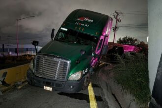 Abandonan tráiler cargado con rollos de acero tras accidente en García