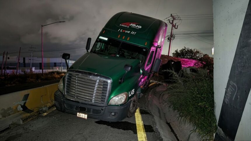 Abandonan tráiler cargado con rollos de acero tras accidente en García
