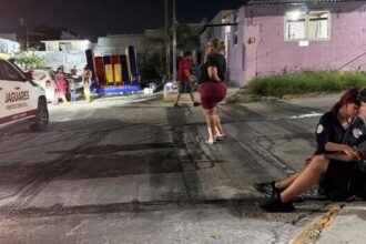Motociclista atropella a niño en Santa Catarina y vecinos lo golpean
