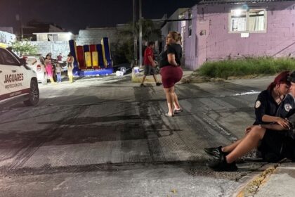Motociclista atropella a niño en Santa Catarina y vecinos lo golpean