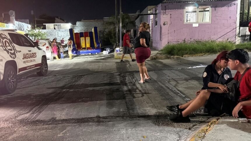 Motociclista atropella a niño en Santa Catarina y vecinos lo golpean