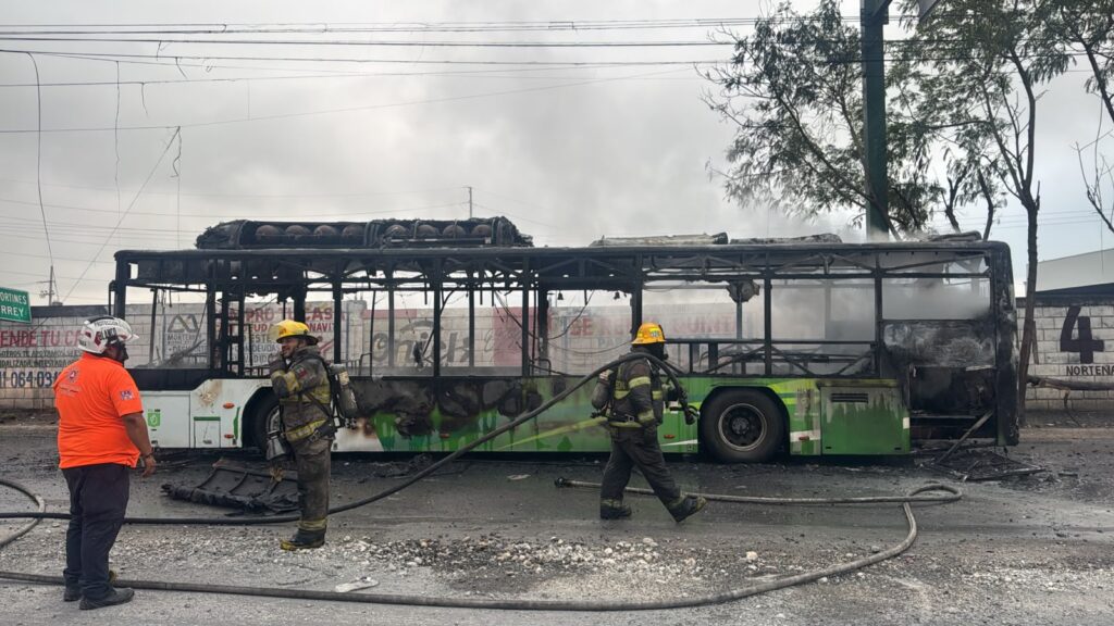 Camión de pasajeros de la Ruta 527 queda destruido tras fuerte incendio en Apodaca