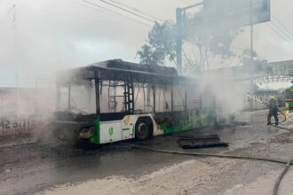 Camión de pasajeros de la Ruta 527 queda destruido tras fuerte incendio en Apodaca