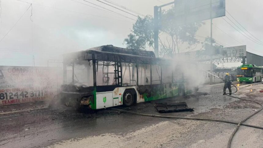 Camión de pasajeros de la Ruta 527 queda destruido tras fuerte incendio en Apodaca