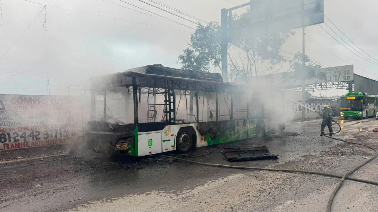 Camión de pasajeros de la Ruta 527 queda destruido tras fuerte incendio en Apodaca