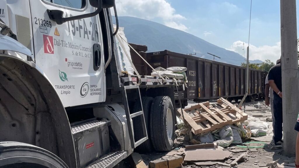 Camión choca contra tren de carga en San Pedro en el cruce de las avenidas Díaz Ordaz y Zinc, dentro de la colonia Zona Industrial; no hay heridos