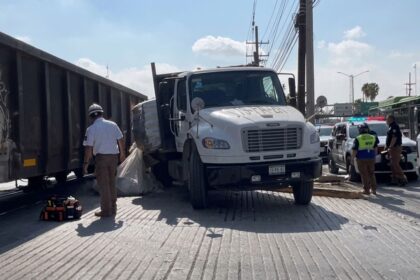 Camión choca contra tren de carga en San Pedro en el cruce de las avenidas Díaz Ordaz y Zinc, dentro de la colonia Zona Industrial; no hay heridos