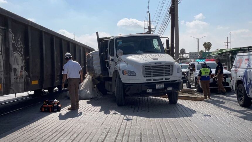 Camión choca contra tren de carga en San Pedro en el cruce de las avenidas Díaz Ordaz y Zinc, dentro de la colonia Zona Industrial; no hay heridos