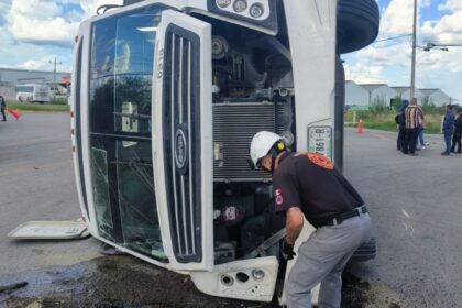Camión de pasajeros termina semivolcado tras choque en Ciénega de Flores
