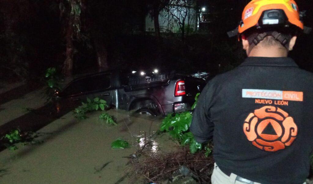 Camioneta cae a arroyo en Allende tras derrapar por la lluvia