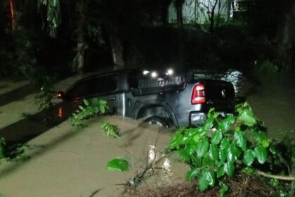 Camioneta cae a arroyo en Allende tras derrapar por la lluvia