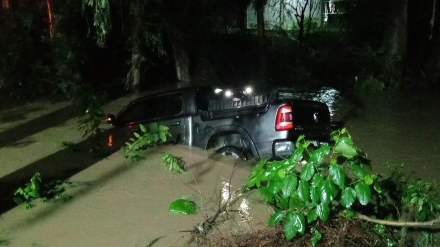 Camioneta cae a arroyo en Allende tras derrapar por la lluvia