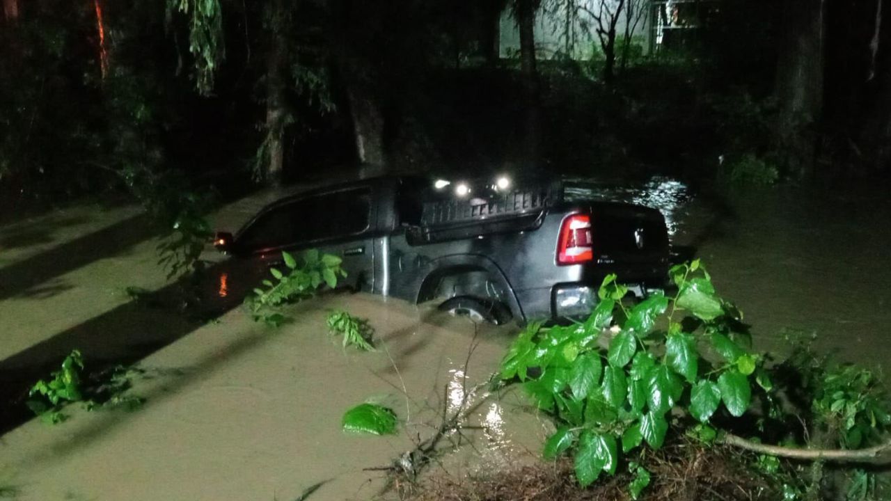 Camioneta cae a arroyo en Allende tras derrapar por la lluvia