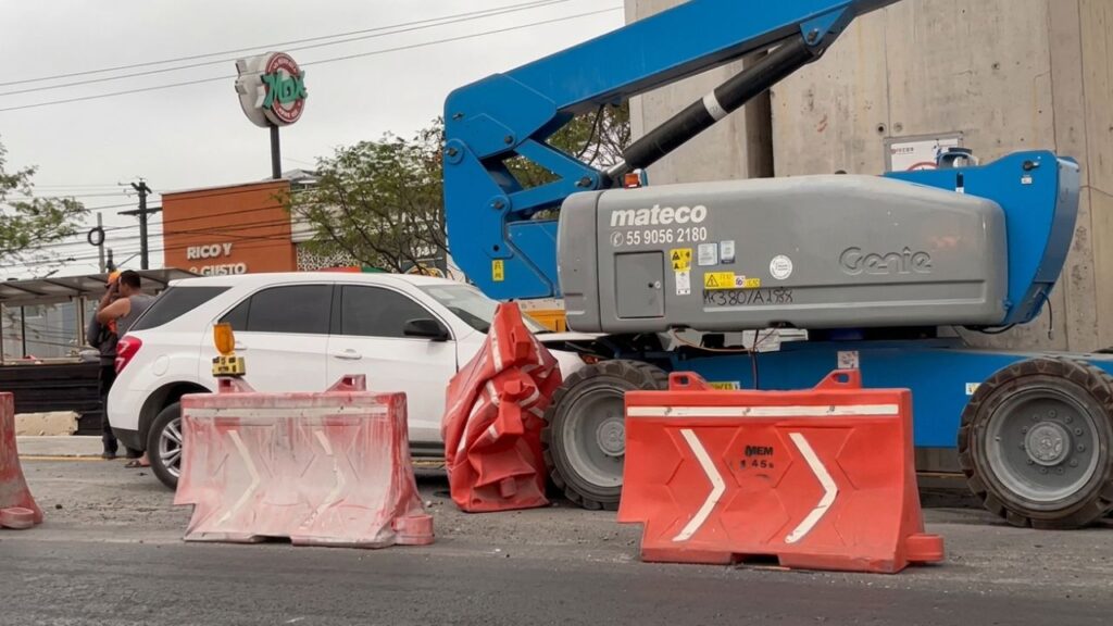 Camioneta se impacta contra maquinaria de la Línea 6 del Metro en Guadalupe