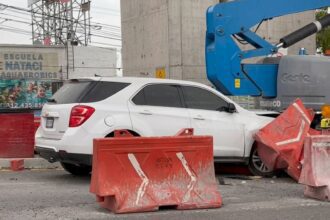 Camioneta se impacta contra maquinaria de la Línea 6 del Metro en Guadalupe
