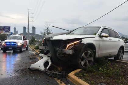Camioneta derrapa bajo la lluvia y choca contra luminaria en Monterrey