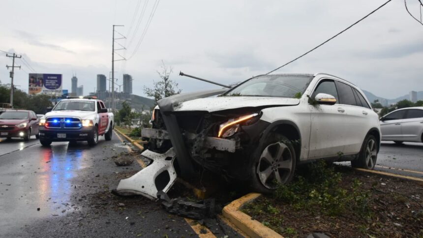 Camioneta derrapa bajo la lluvia y choca contra luminaria en Monterrey