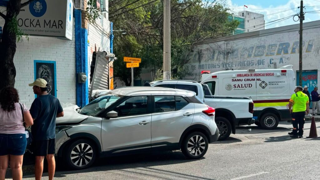 Choque en el Centro de Monterrey termina con vehículo incrustado en un restaurante