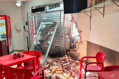 Choque en el Centro de Monterrey termina con vehículo incrustado en un restaurante