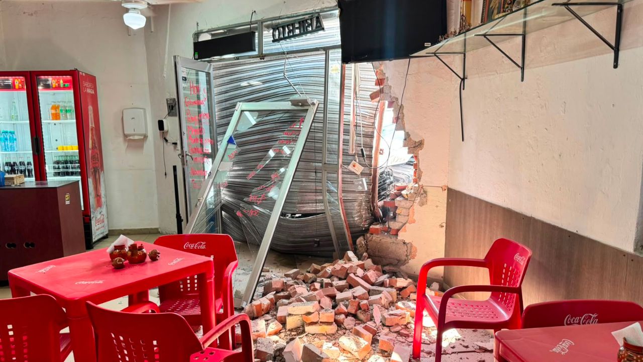 Choque en el Centro de Monterrey termina con vehículo incrustado en un restaurante